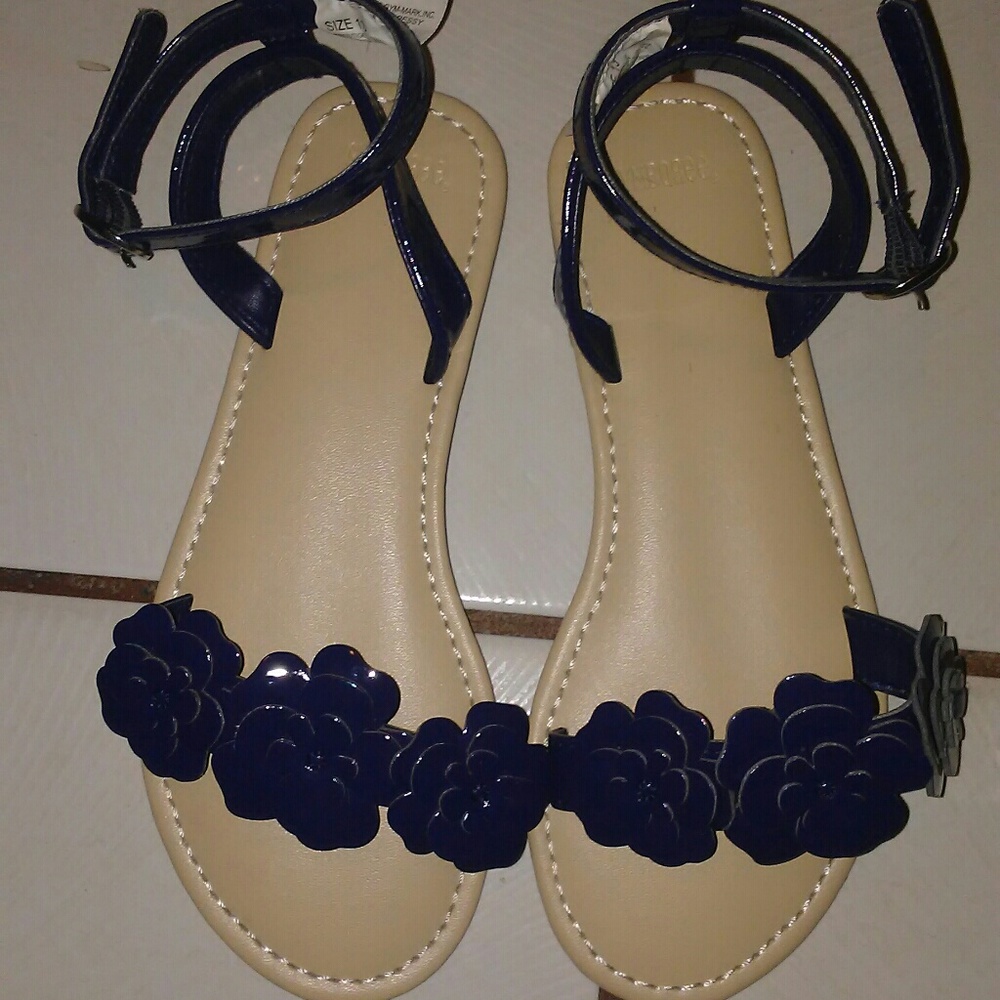 Cute navy blue flower sandals from Gymboree